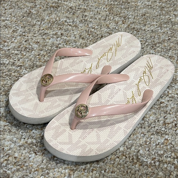 Michael Kors Blush Pink Signature Logo Flip Flop Sandals Size 8 - Picture 2 of 11